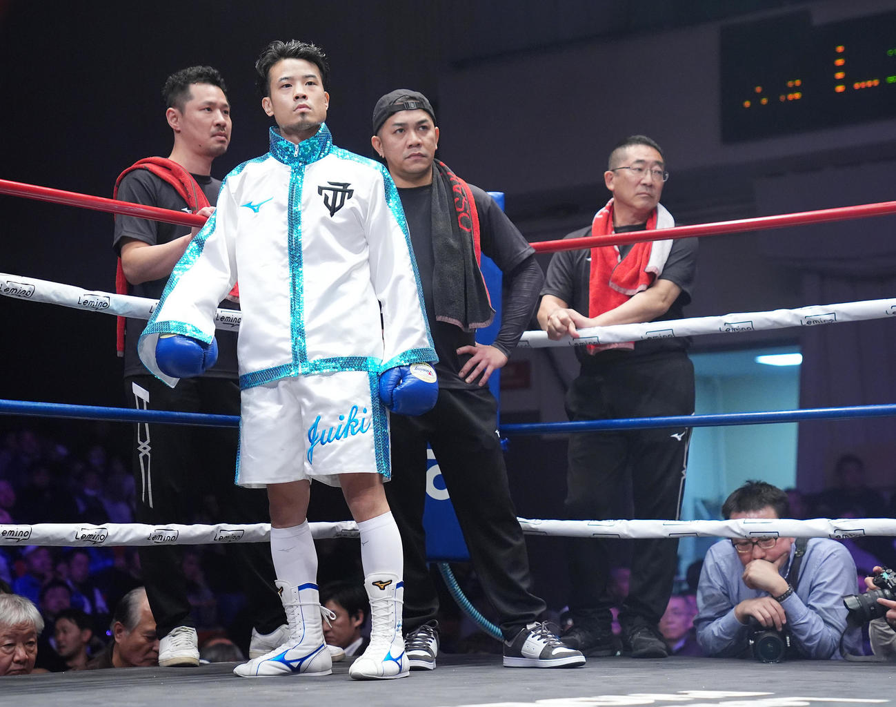 中嶋一輝対辰吉寿以輝　ガウンを着てリングインする辰吉寿（左から2人目）（撮影・垰建太）
