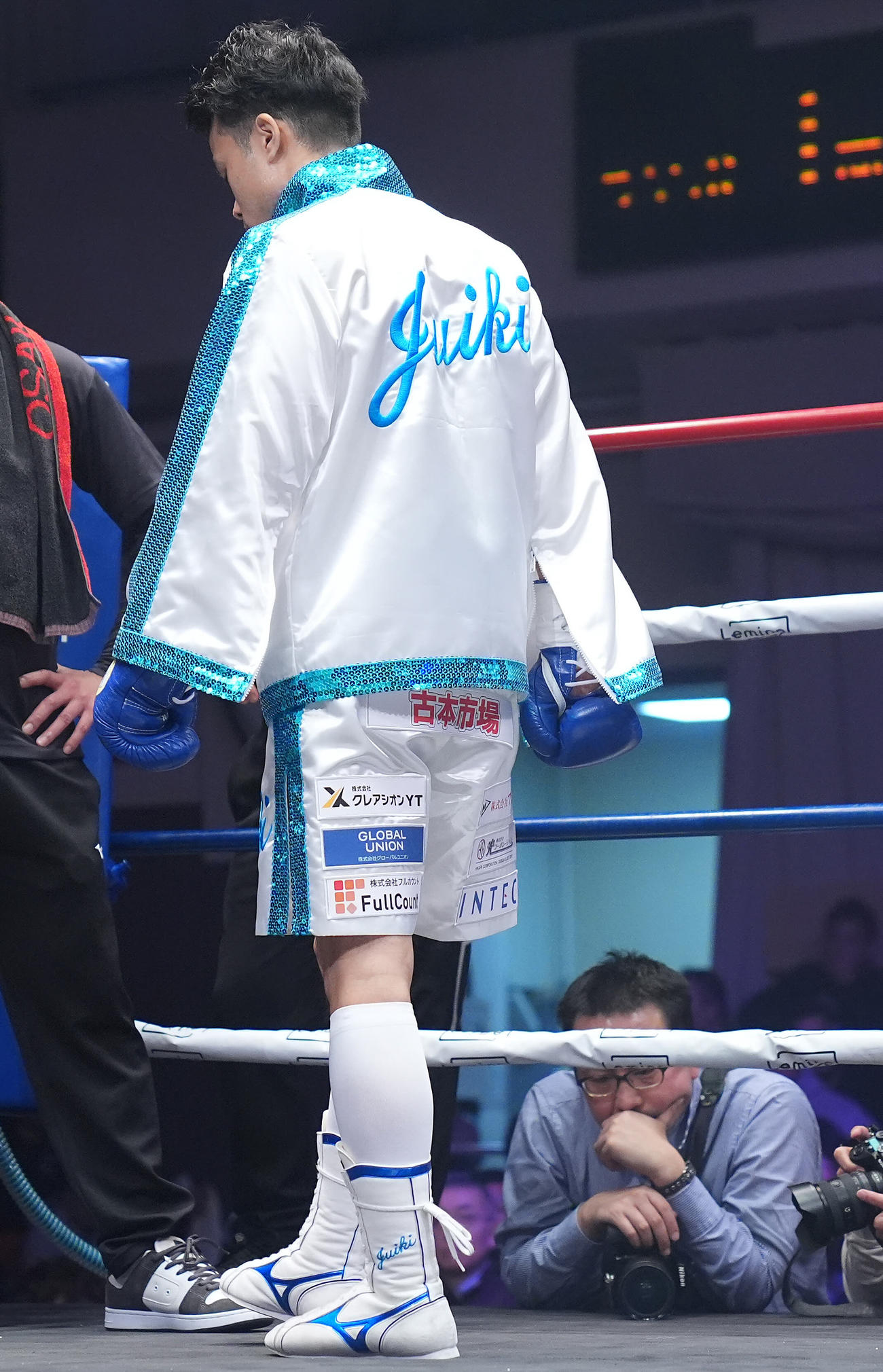 中嶋一輝対辰吉寿以輝　ガウンを着てリングインする辰吉寿（左から2人目）（撮影・垰建太）
