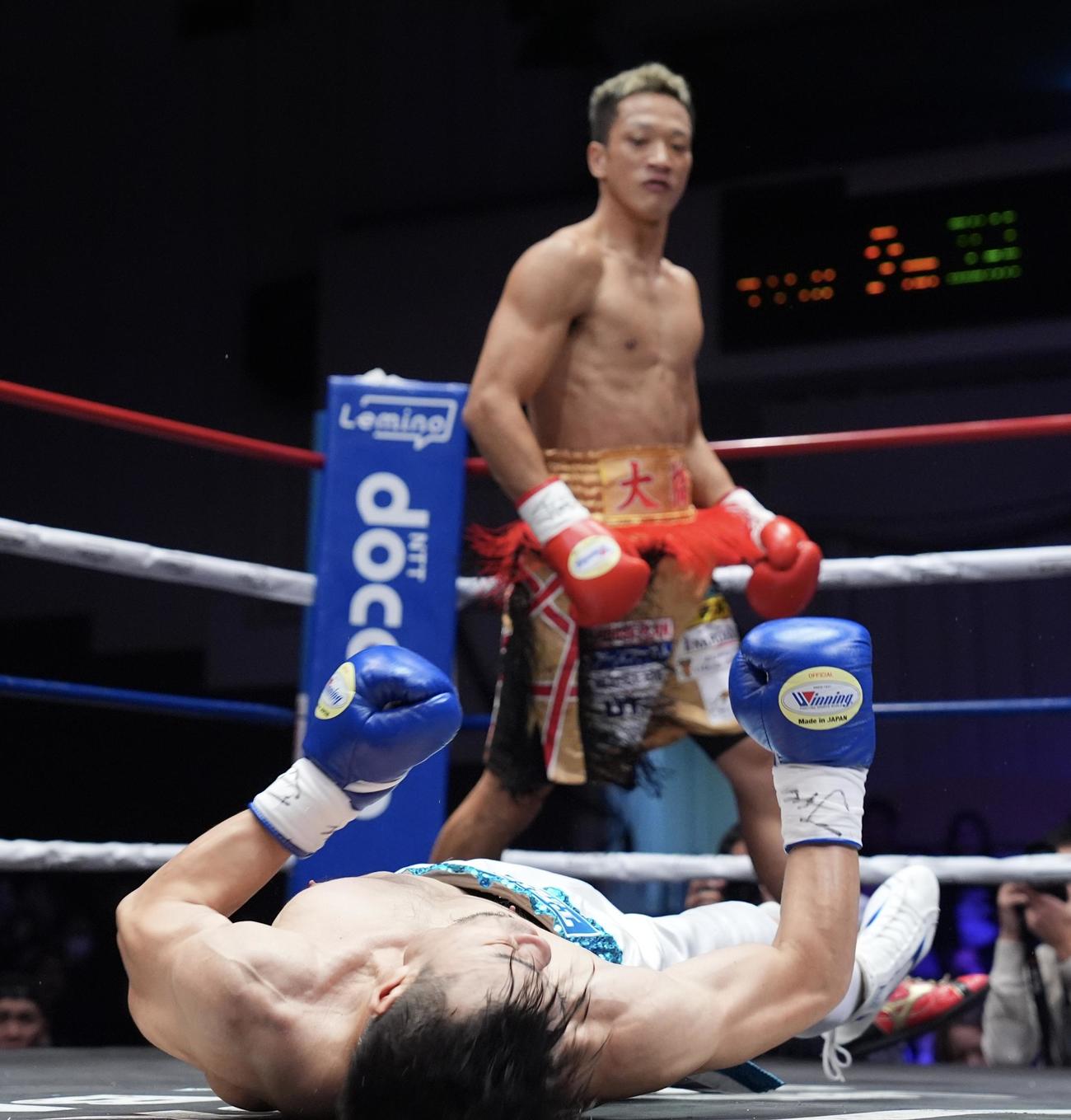 中嶋一輝対辰吉寿以輝　2回、中嶋のパンチを浴び倒れる辰吉寿（撮影・垰建太）