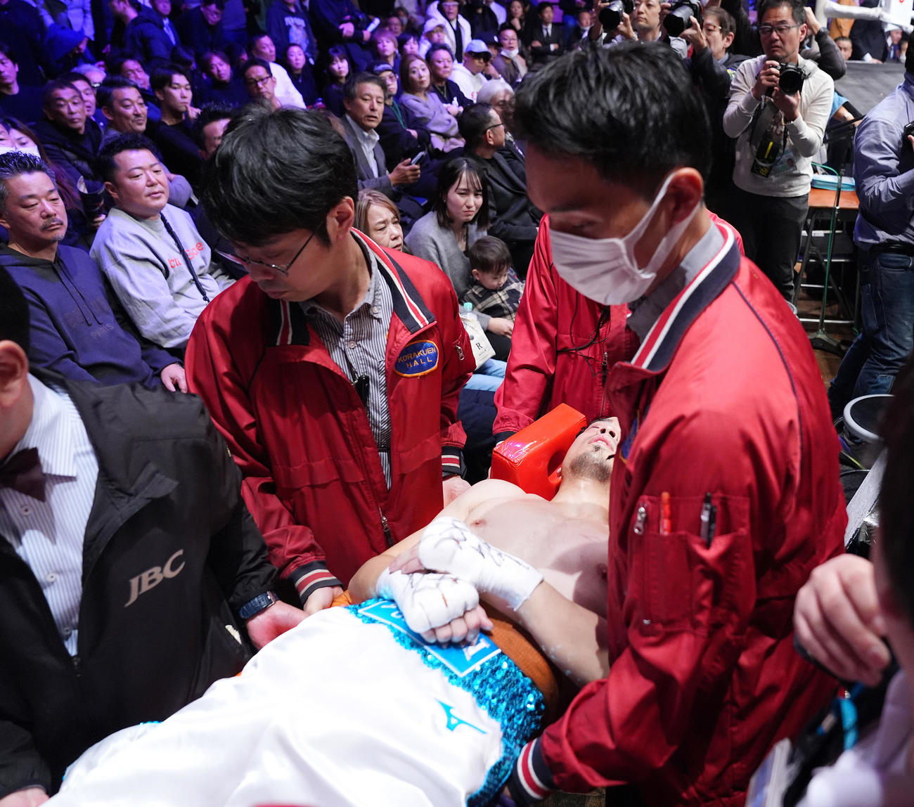 中嶋一輝対辰吉寿以輝　2回TKO負けし担架で運ばれる辰吉寿（撮影・垰建太）