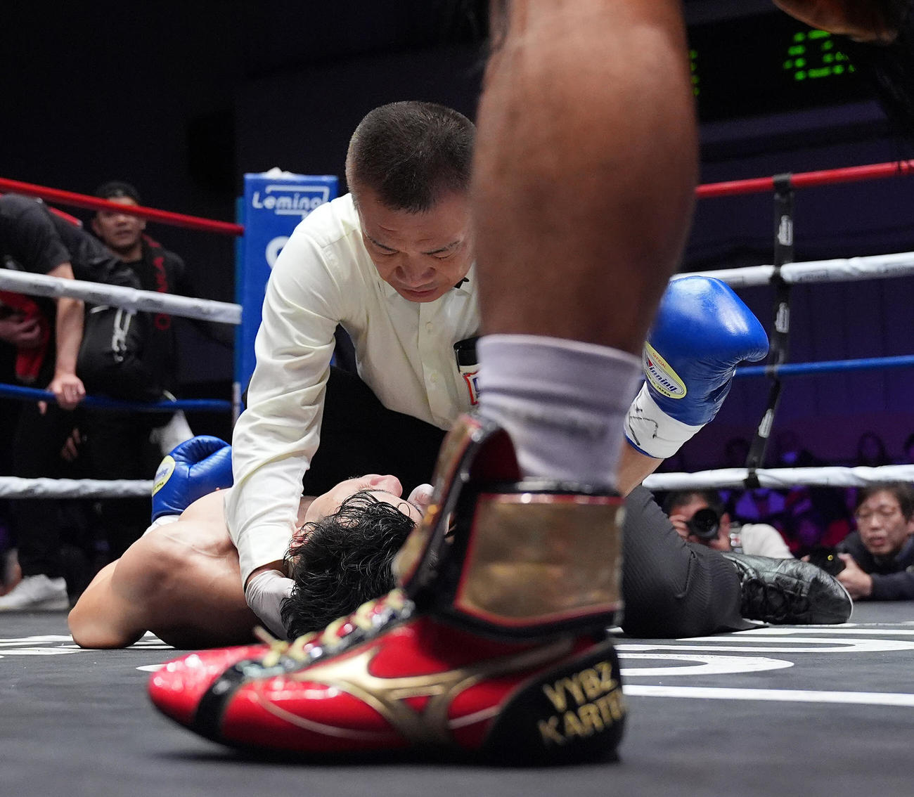 中嶋一輝対辰吉寿以輝　2回、TKO負けの辰吉寿（下）は失神する（撮影・垰建太）