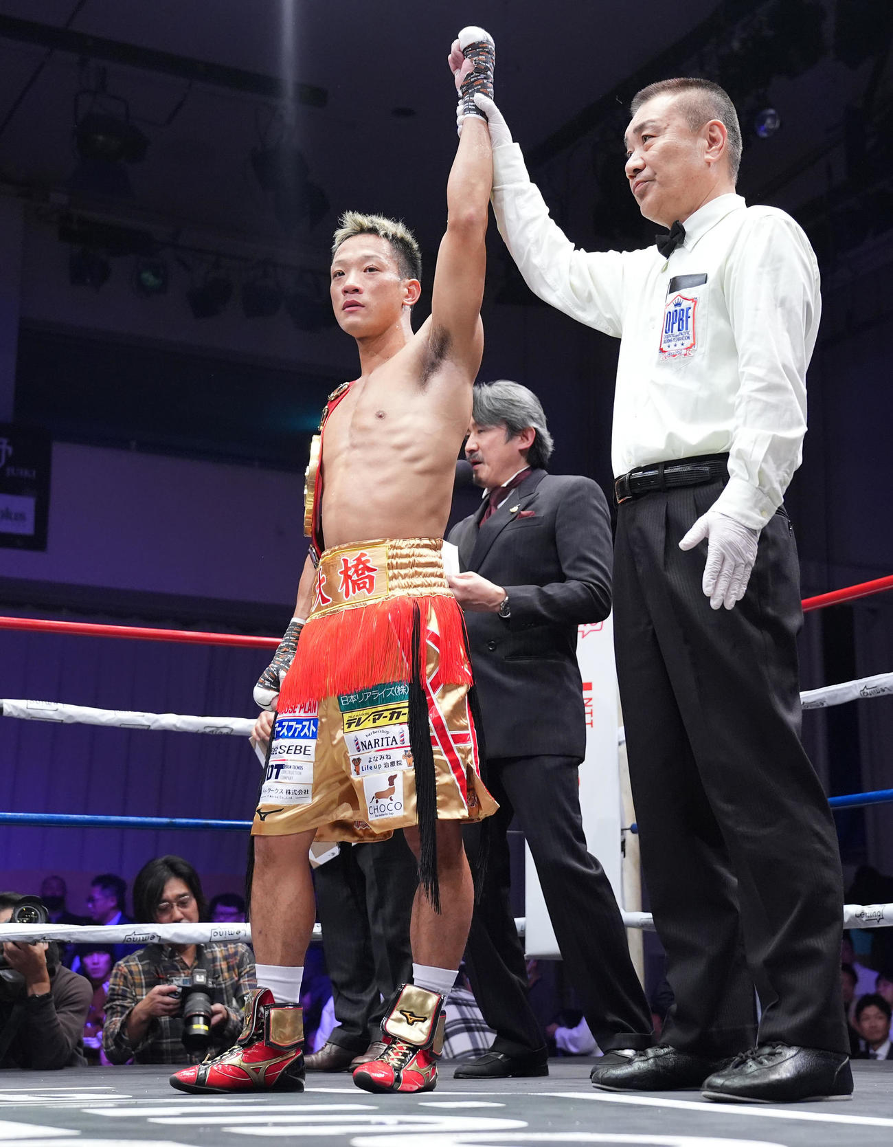 2回TKO勝ちで勝ち名乗りを受ける中嶋（撮影・垰建太）