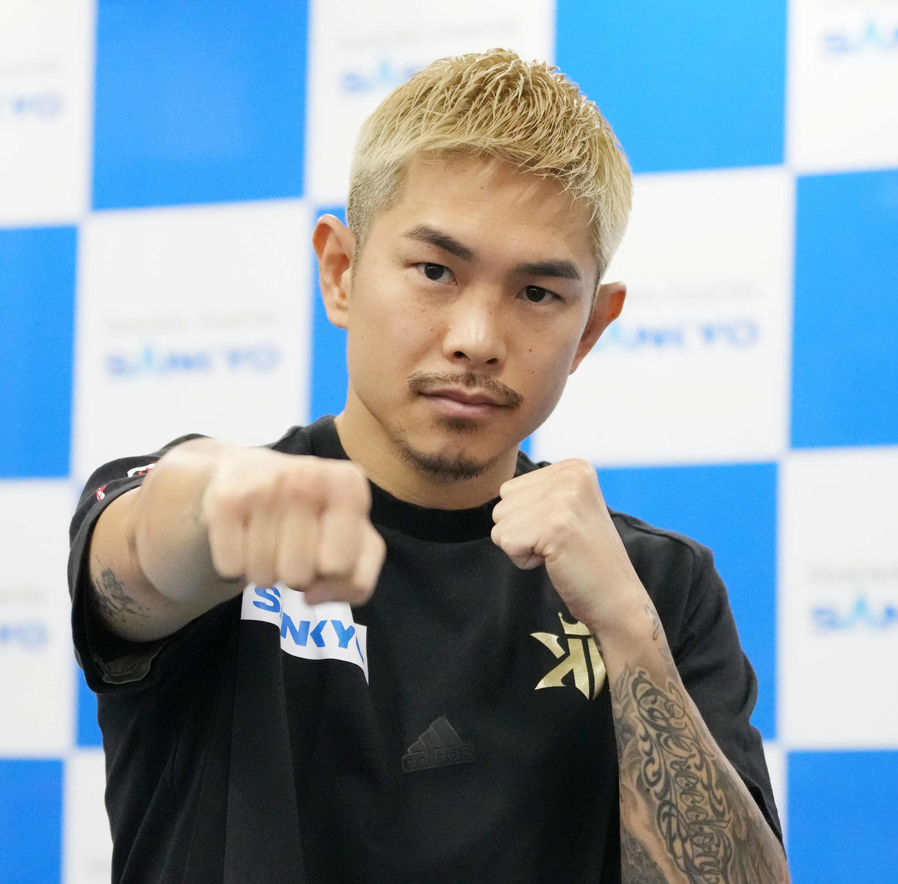公開練習を前にパンチでポーズを決める井岡（撮影・小沢裕）