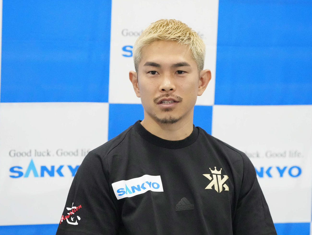 公開練習を前に会見する井岡（撮影・小沢裕）