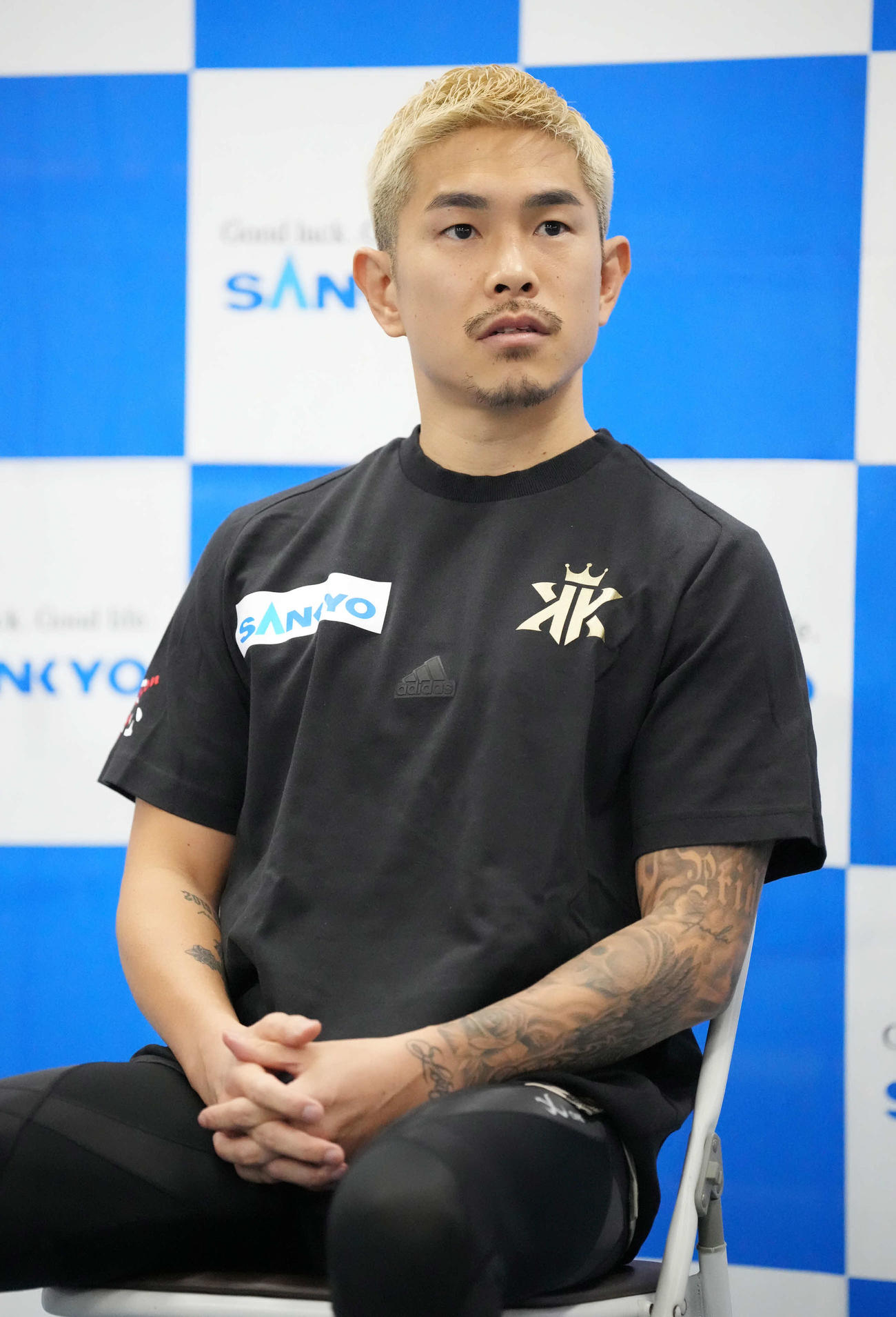 公開練習を前に会見する井岡（撮影・小沢裕）