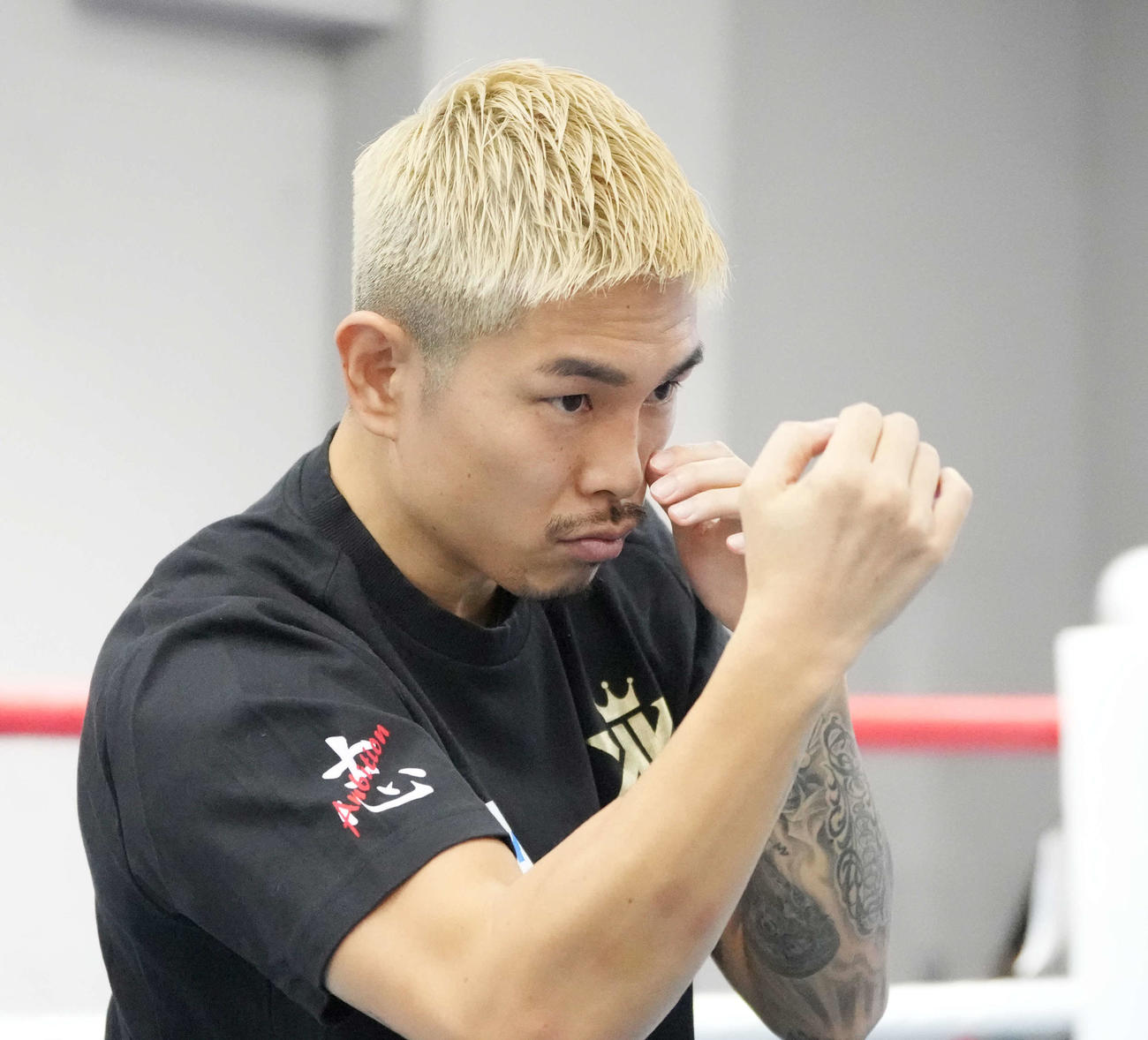 公開練習でシャドーボクシングを披露する井岡（撮影・小沢裕）