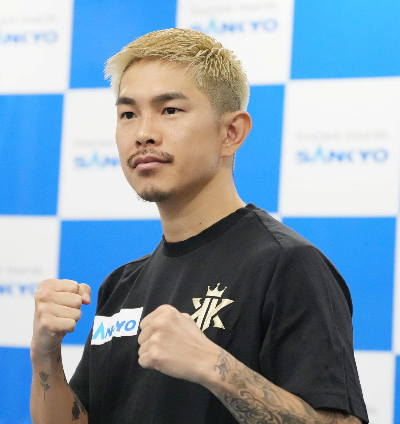 公開練習を前にファイティングポーズを決める井岡（撮影・小沢裕）