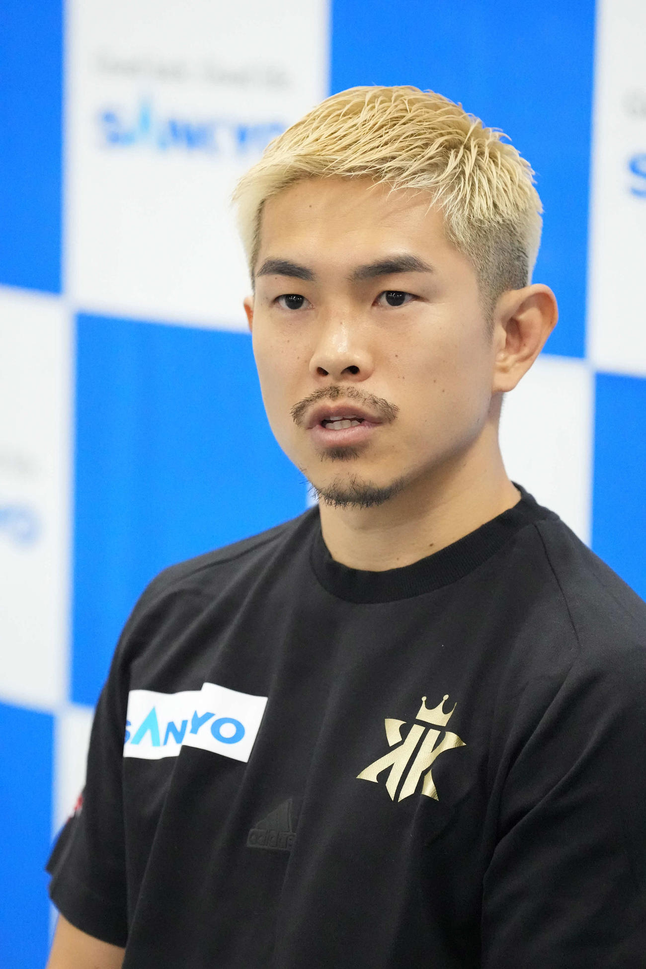 公開練習を前に会見する井岡（撮影・小沢裕）