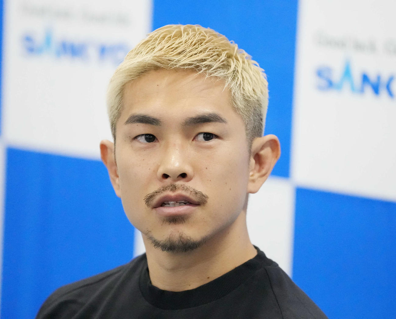 公開練習を前に会見する井岡（撮影・小沢裕）