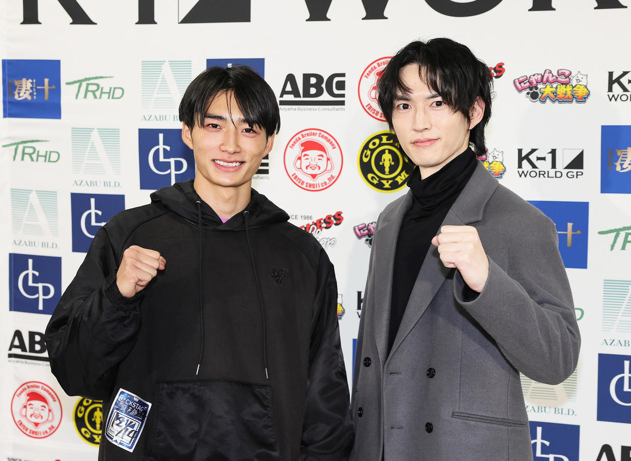 大会を終えた大久保（左）は和田雅成と笑顔でポーズを決める（撮影・足立雅史）