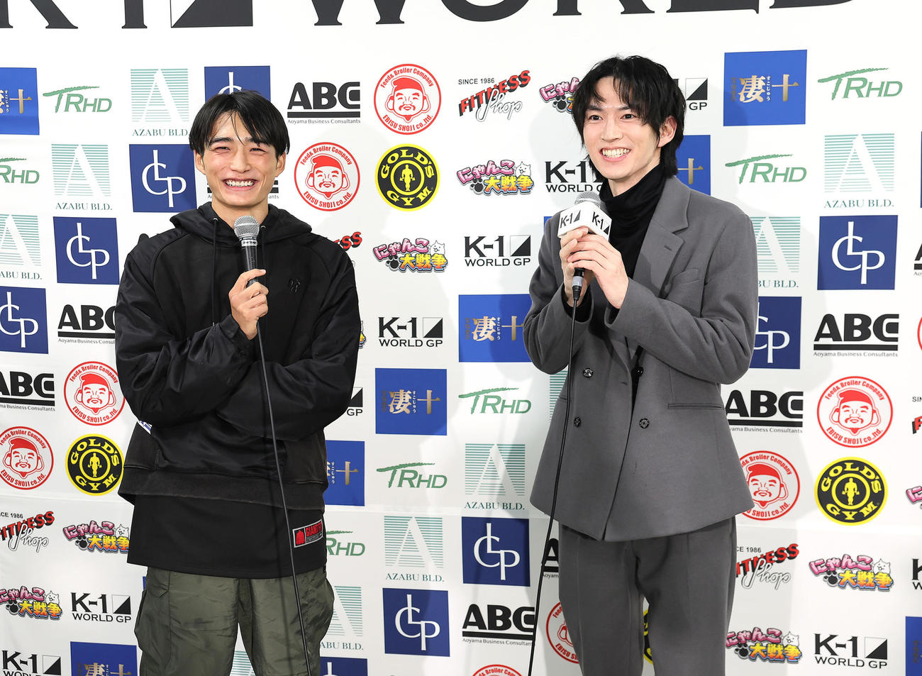 大会を終えた大久保（左）は和田雅成と笑顔でインタビューに臨む（撮影・足立雅史）