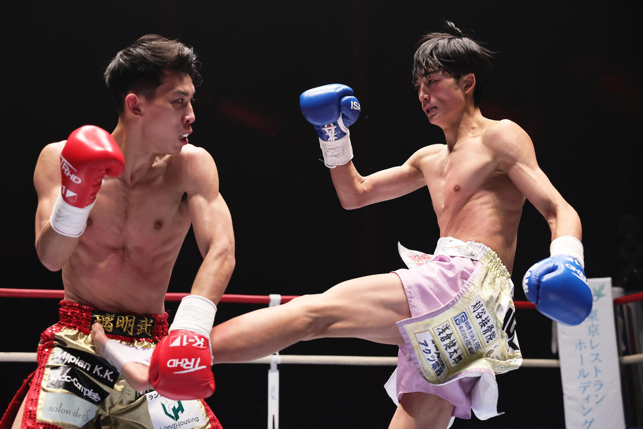 激しく打ち合う璃明武（左）と大久保（撮影・足立雅史）