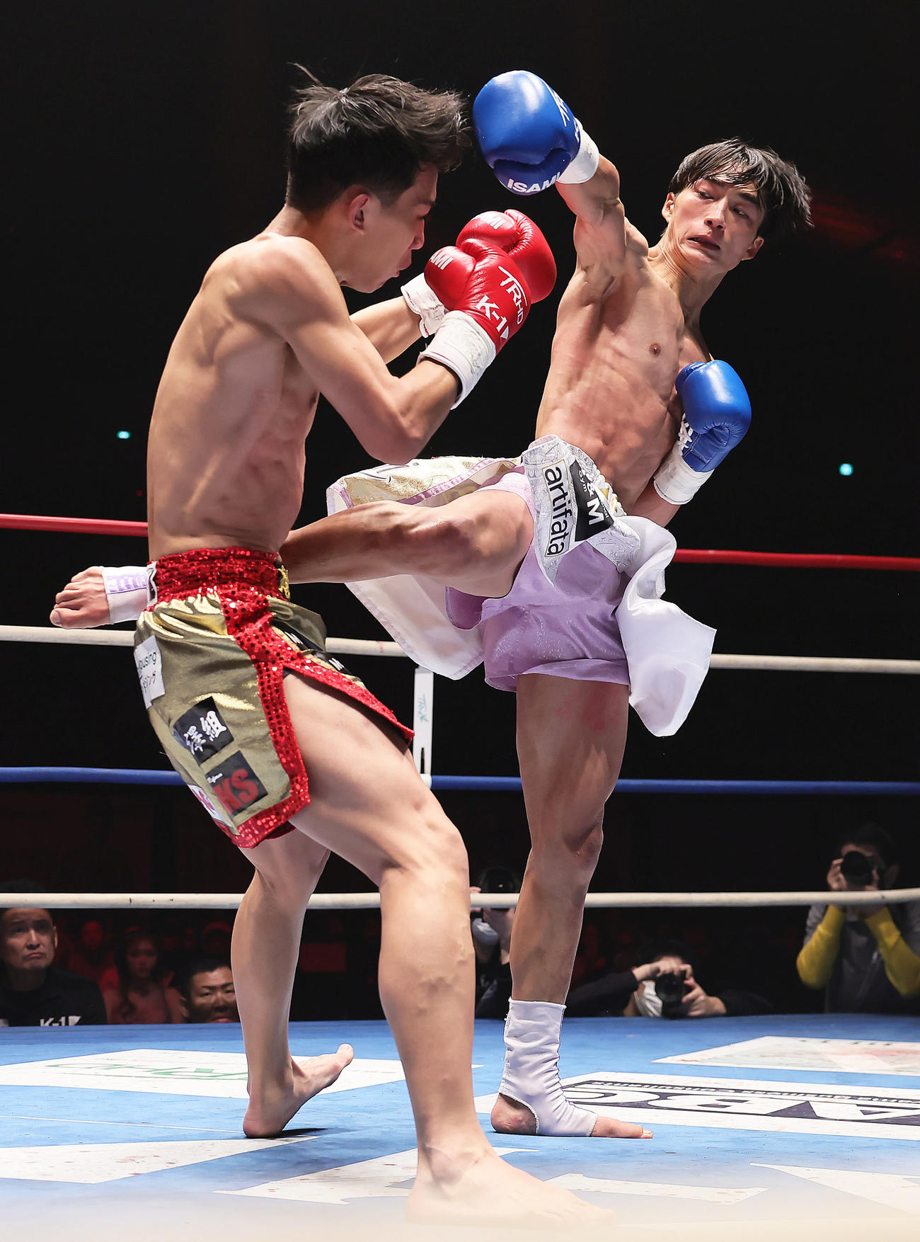 璃明武（左）を攻める大久保（撮影・足立雅史）