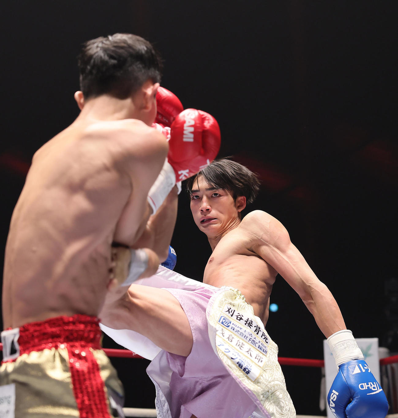璃明武（左）を蹴りで攻める大久保（撮影・足立雅史）