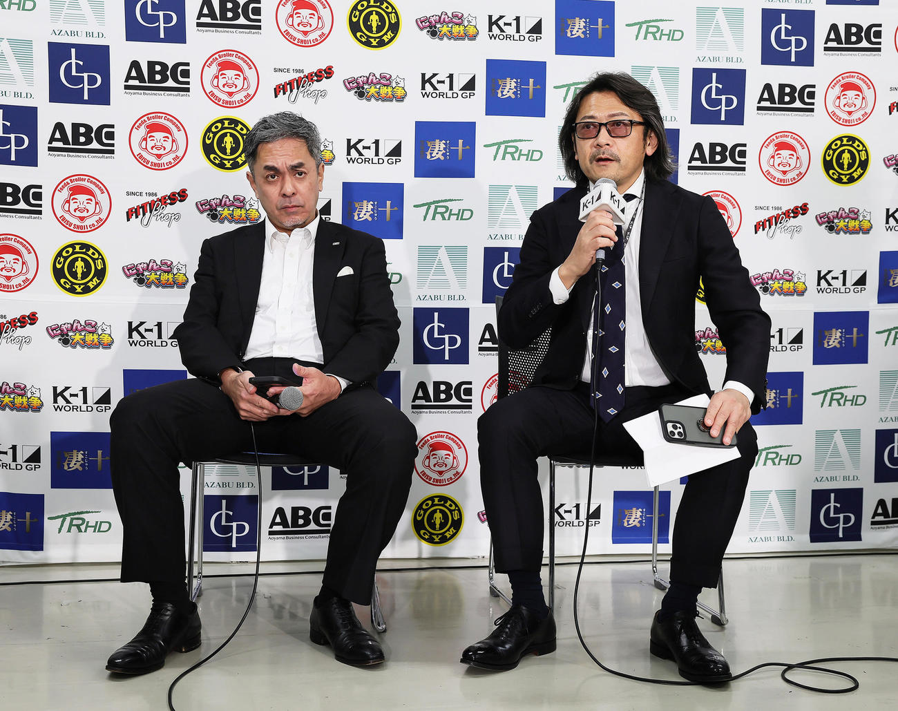 大会を総括するカルロス菊田K－1プロデューサー（右）と宮田プロデューサー（撮影・足立雅史）