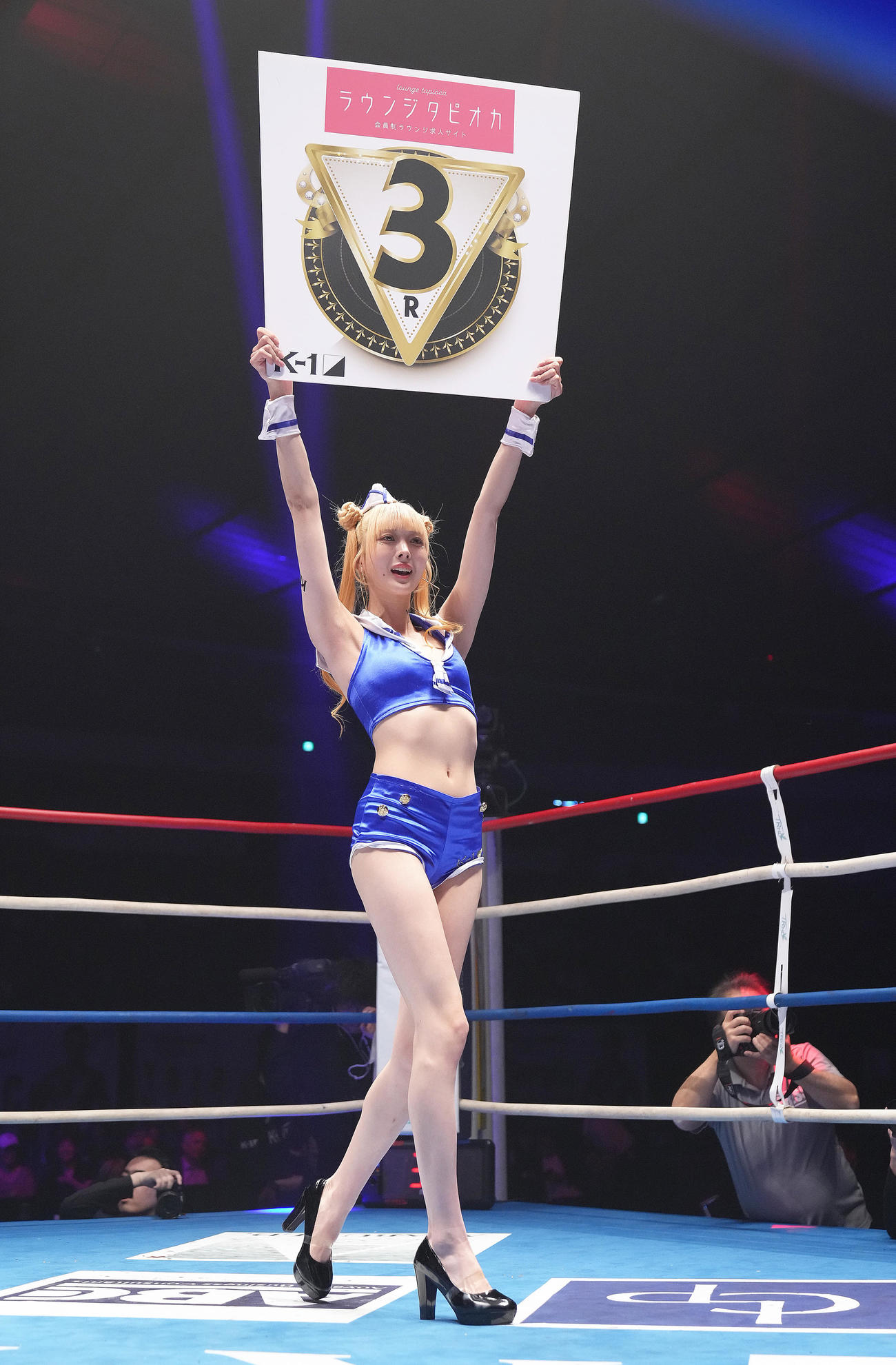 リングを彩るラウンドガール（撮影・足立雅史）