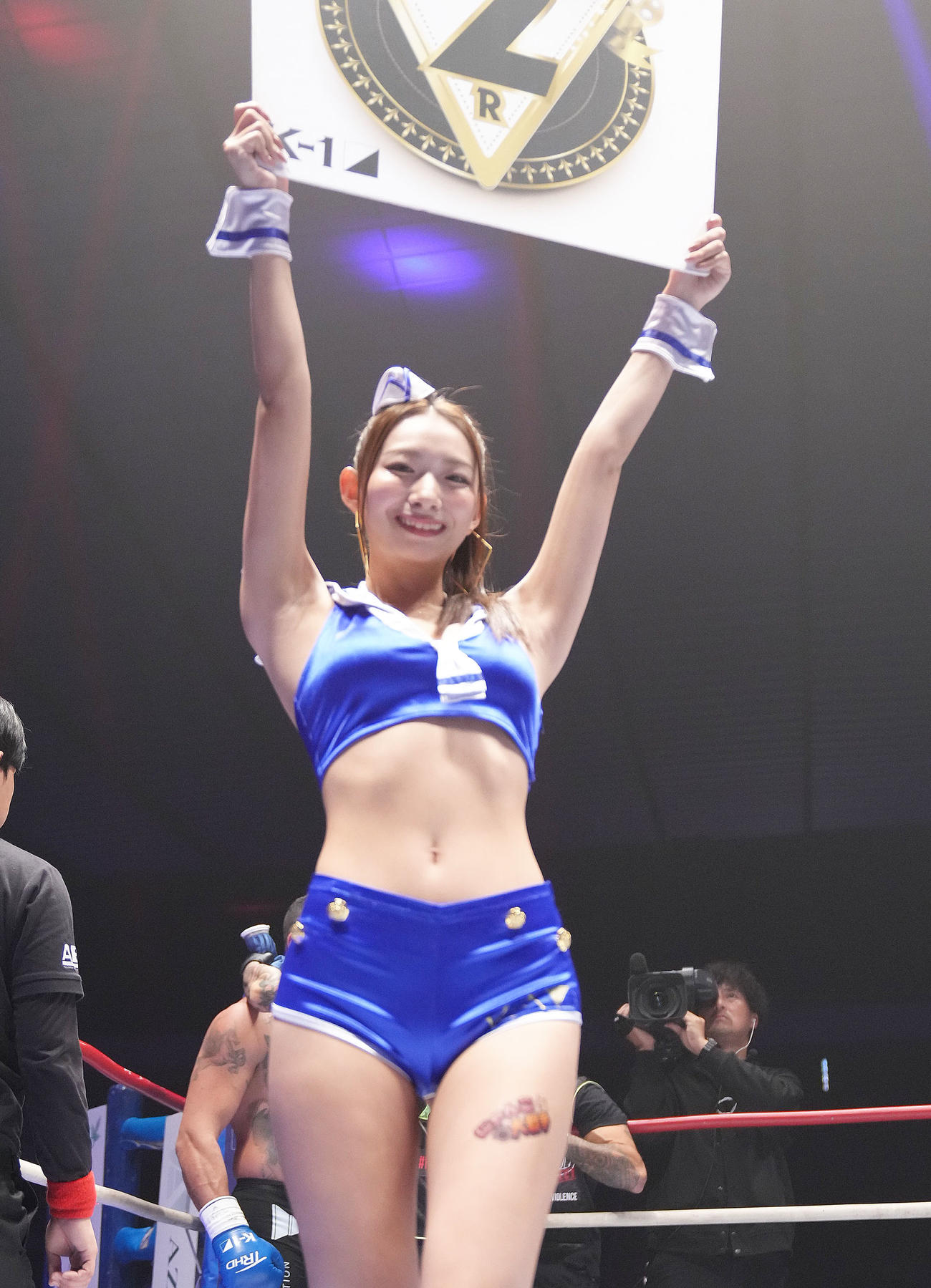 リングを彩るラウンドガール（撮影・足立雅史）