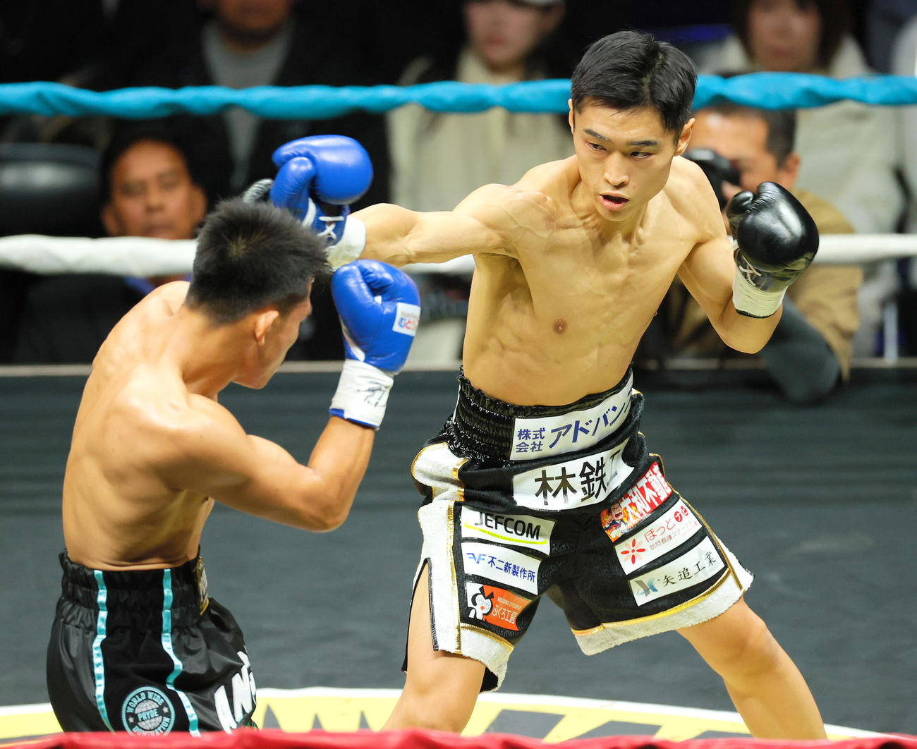 IBF世界バンタム級タイトルマッチ　西田対アヌチャイ　1回、西田（右）はパンチを放つ（撮影・上山淳一）