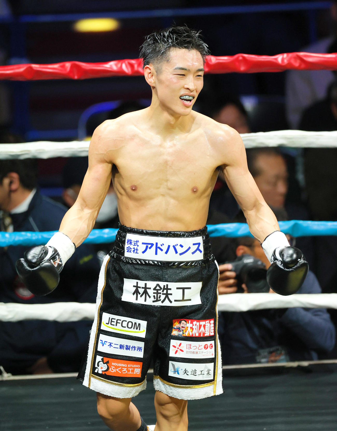 IBF世界バンタム級タイトルマッチ　西田凌佑対アヌチャイ・ドンスア　西田凌佑はドンスアをKOし初防衛する（撮影・上山淳一）