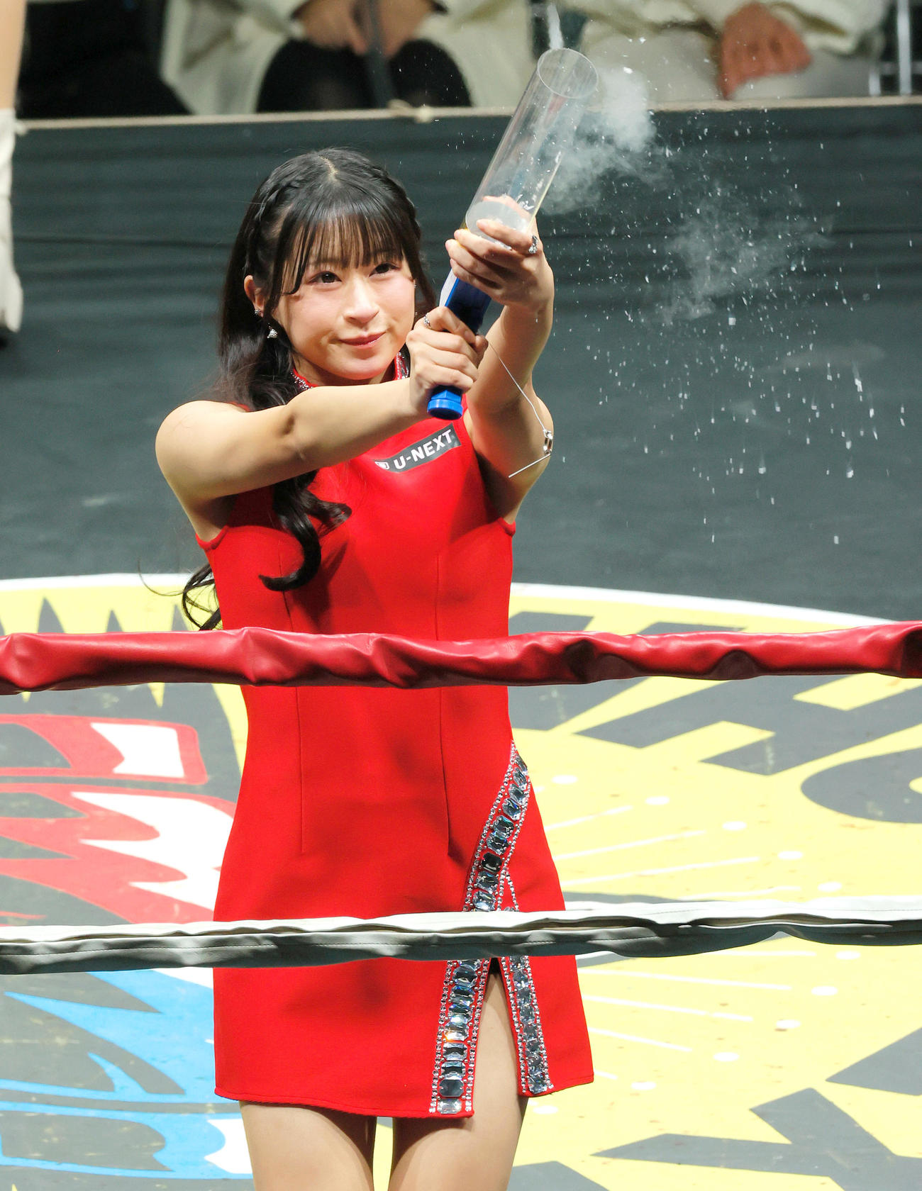 会場を盛り上げるラウンドガール神城朱里（撮影・上山淳一）
