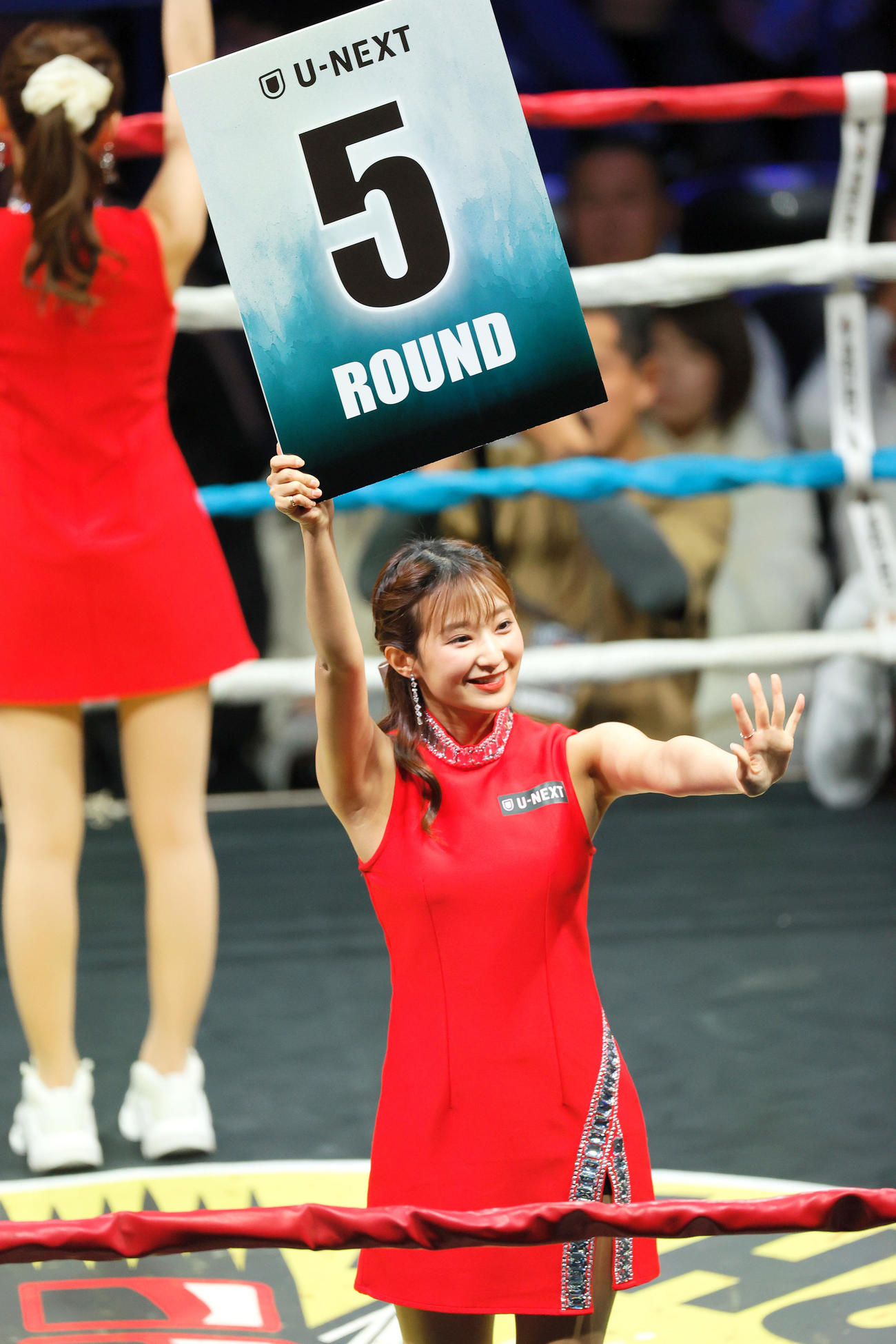 IBF世界Lフライ級2位決定＆OPBF東洋太平洋タイトルマッチ12回戦　ラウンドガールを勤める吉田明加（撮影・上山淳一）