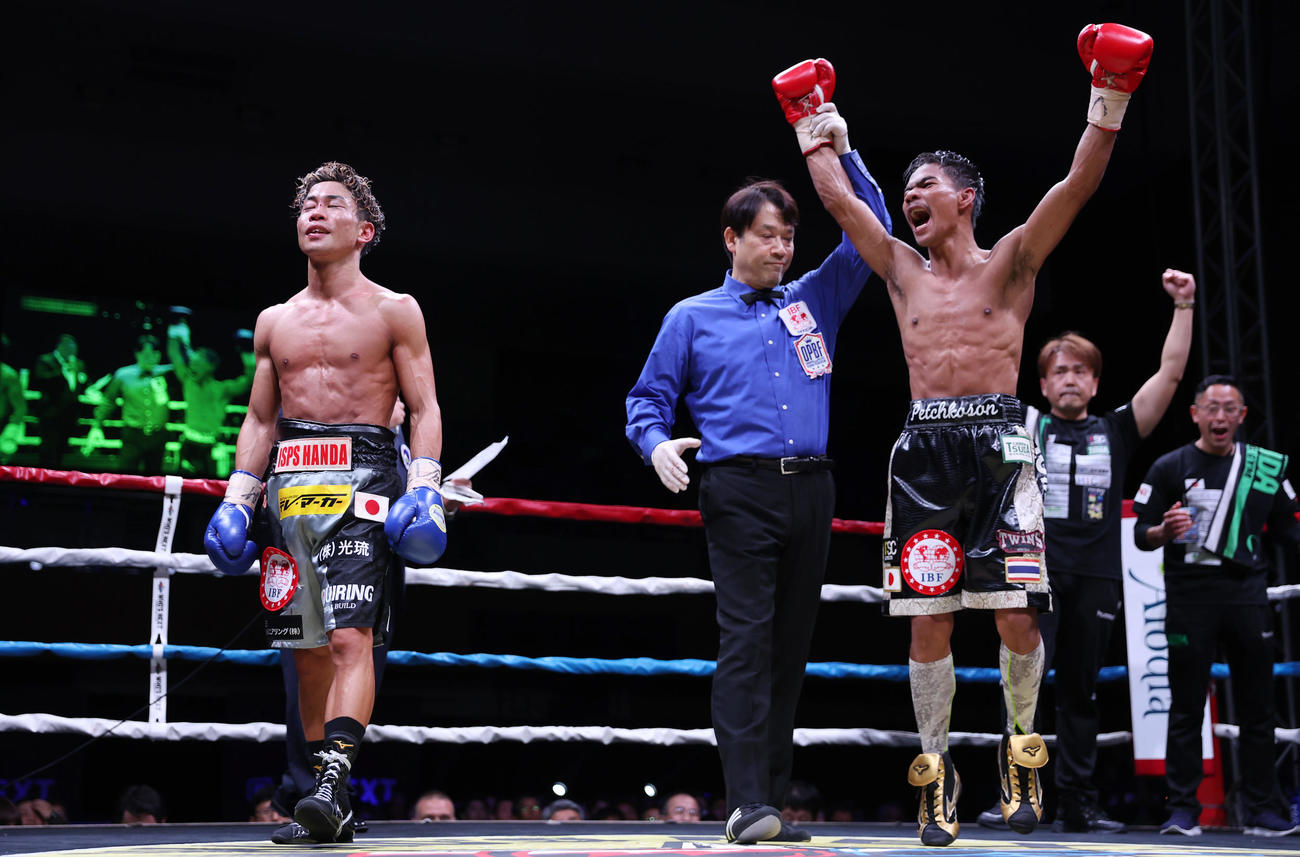 タノンサック・シムシー対谷口将隆　タノンサック・シムシー（右）に判定で敗れた谷口（左）（撮影・前田充）
