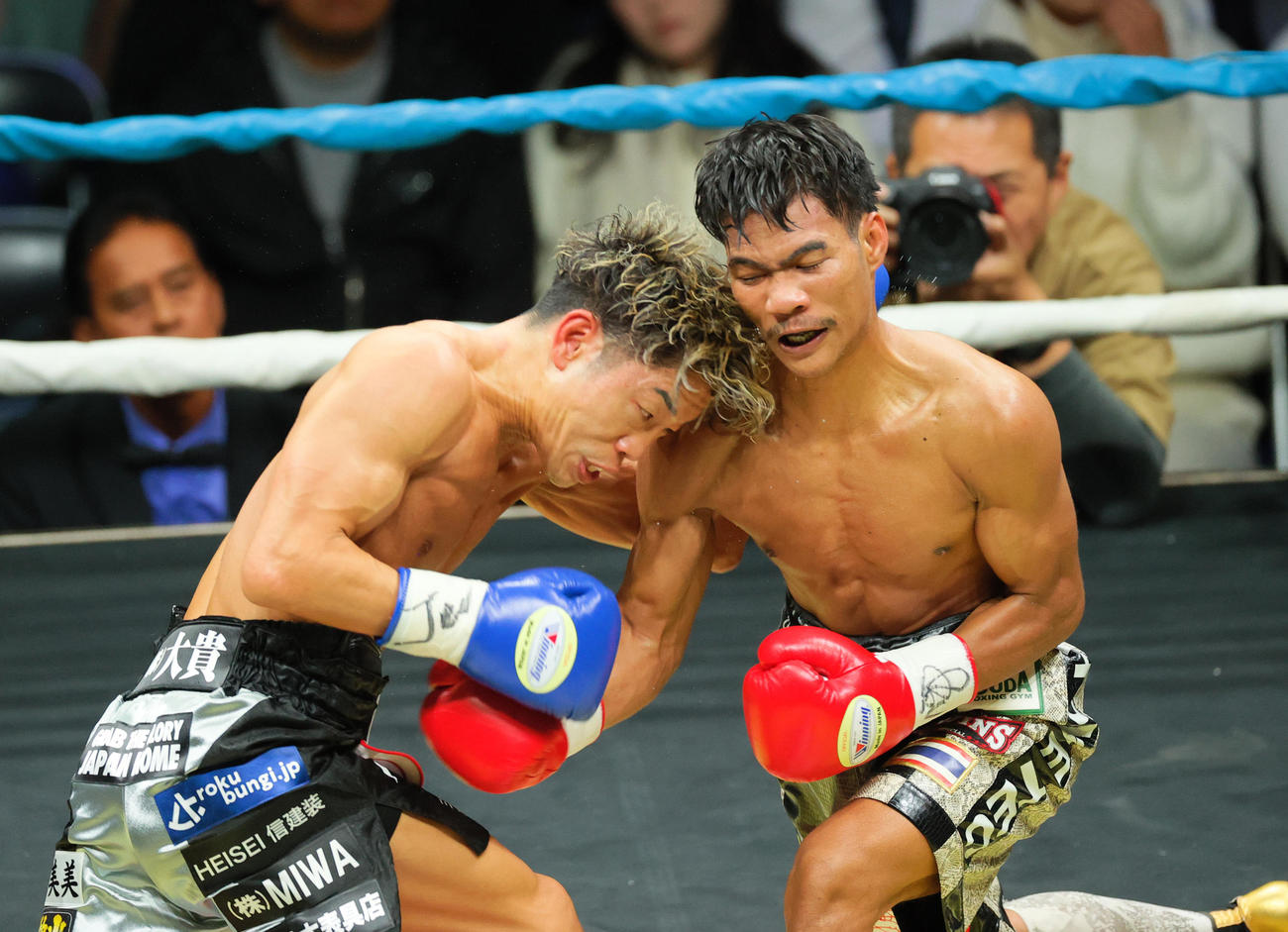 IBF世界Lフライ級2位決定＆OPBF東洋太平洋タイトルマッチ12回戦　タノンサック・シムシー対谷口将隆　4回、激しく打ち合う谷口（左）とタノンサック・シムシー（撮影・上山淳一）