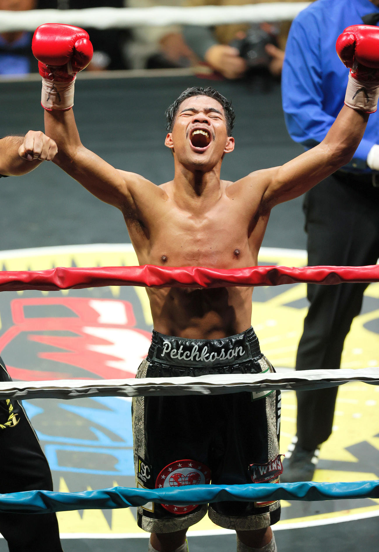 IBF世界Lフライ級2位決定＆OPBF東洋太平洋タイトルマッチ12回戦　タノンサック・シムシー対谷口将隆　判定勝ちし喜ぶタノンサック・シムシー（撮影・上山淳一）