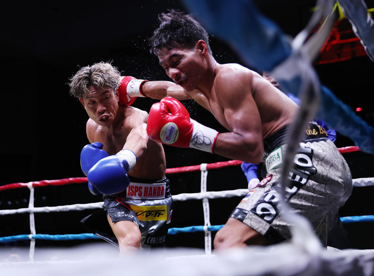タノンサック・シムシー対谷口将隆　4回、タノンサック・シムシー（右）を攻める谷口（撮影・前田充）