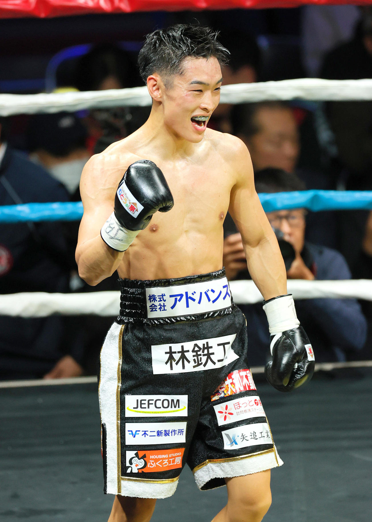 IBF世界バンタム級タイトルマッチ　西田凌佑対アヌチャイ・ドンスア　西田凌佑はドンスアをKOし初防衛する（撮影・上山淳一）