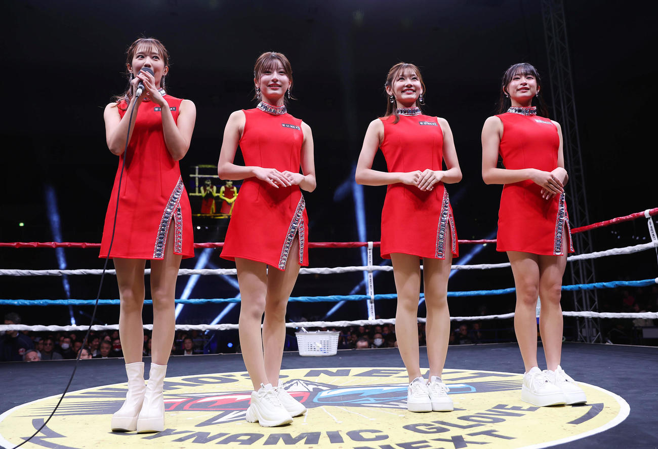 紹介を受け、あいさつするラウンドガール。左から吉田明加、森かんな、野々宮有希、神城朱里（撮影・前田充）