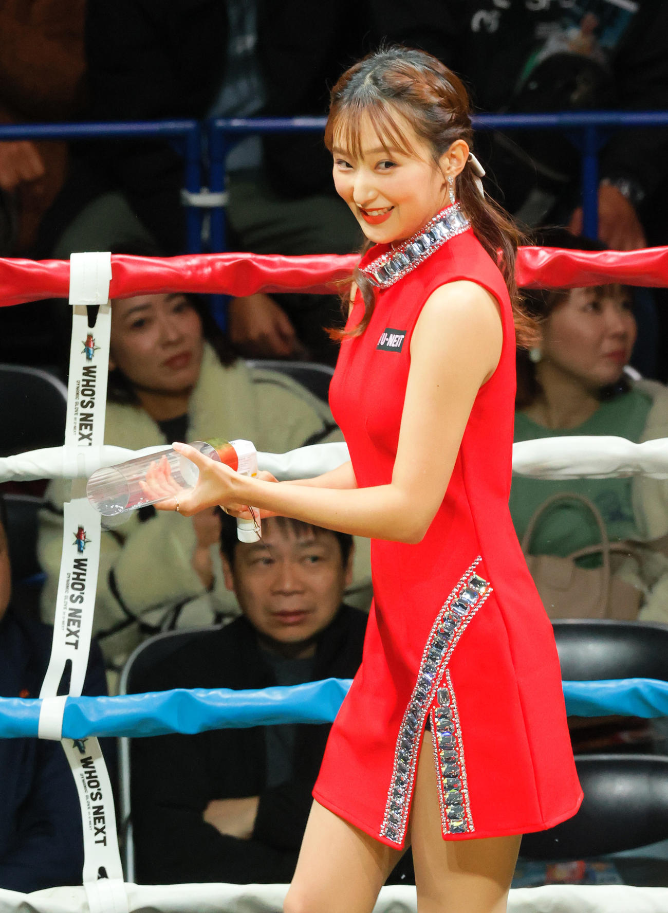 会場を盛り上げるラウンドガール吉田明加（撮影・上山淳一）