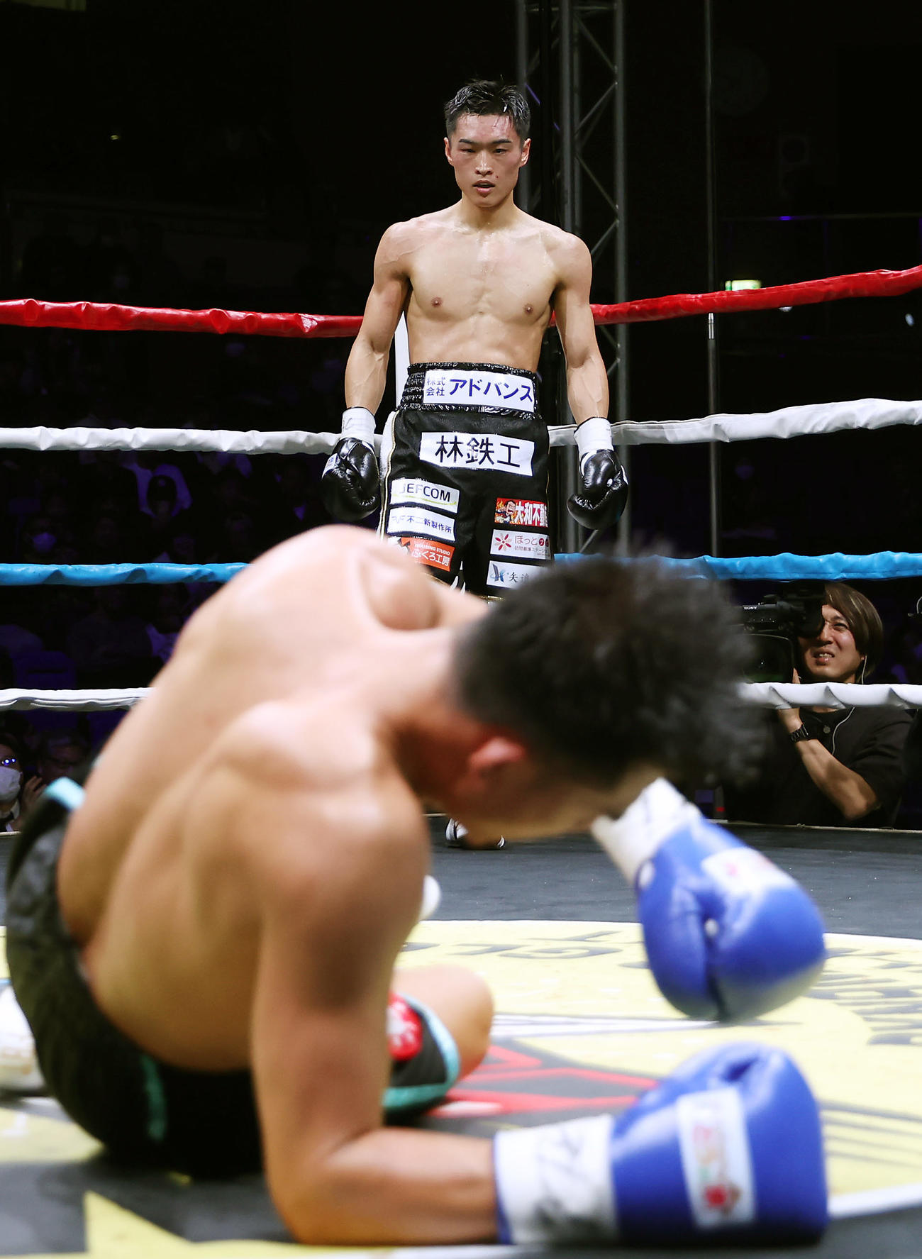 7回、西田の左ボディーでダウンしたアヌチャイ（手前）（撮影・前田充）