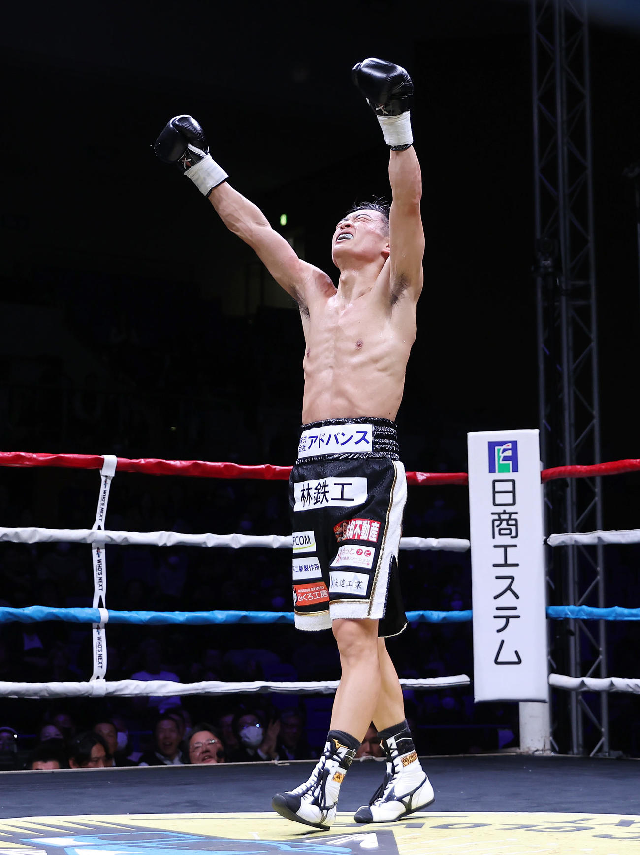 西田凌佑対アヌチャイ・ドンスア　7回、アヌチャイをKOで破り初防衛を果たし、ガッツポーズする西田（撮影・前田充）