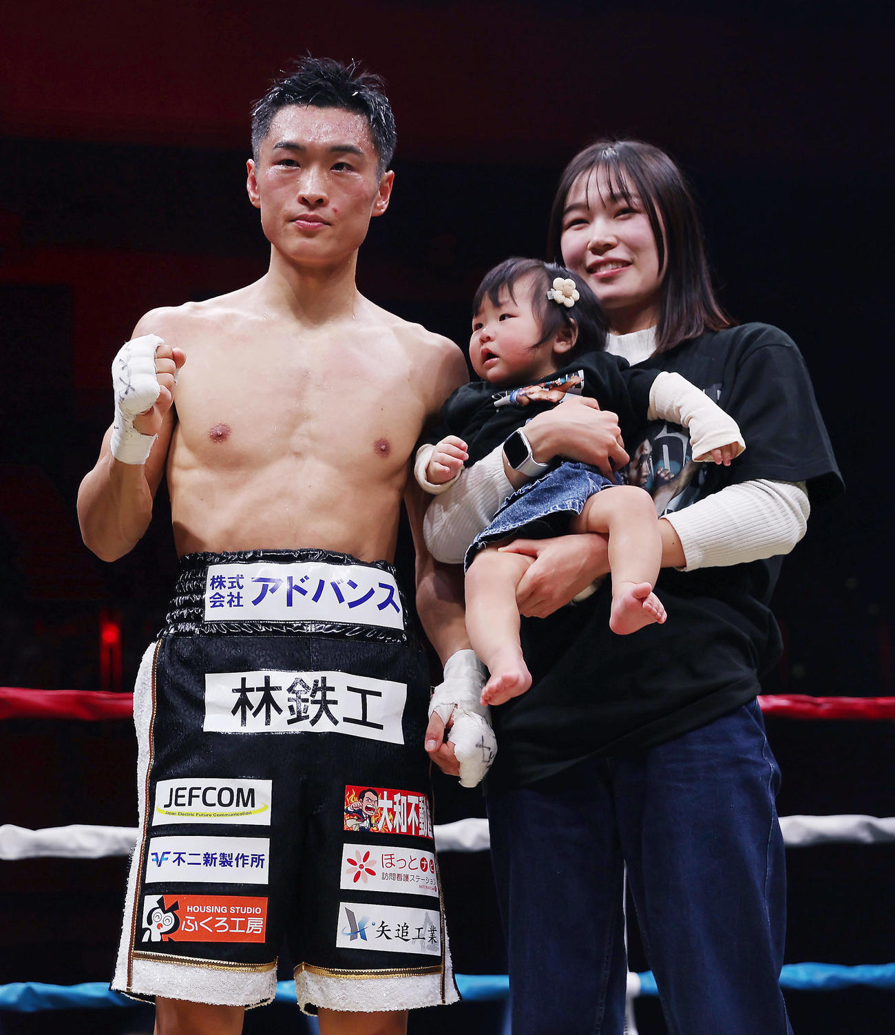 西田凌佑対アヌチャイ・ドンスア　アヌチャイにKO勝利で初防衛を果たし、妻の沙捺さん、長女・莉奈ちゃんと写真に納まる西田（撮影・前田充）