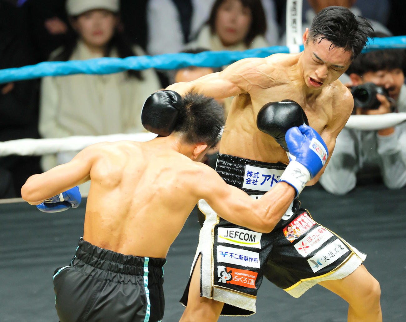IBF世界バンタム級タイトルマッチ　西田凌佑対アヌチャイ・ドンスア　5回、西田（右）はドンスアに強烈なパンチを浴びせダウンを奪う（撮影・上山淳一）