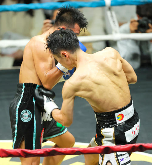 IBF世界バンタム級タイトルマッチ　7回、西田凌佑（手前）は強烈なボディを浴びせダウンを奪う（撮影・上山淳一）