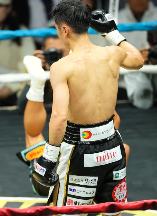 IBF世界バンタム級タイトルマッチ　西田凌佑対アヌチャイ・ドンスア　7回、西田凌佑（手前）は強烈なボディを浴びせダウンを奪う（撮影・上山淳一）