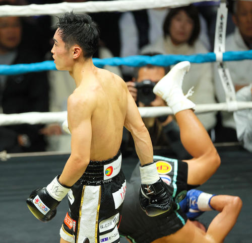 IBF世界バンタム級タイトルマッチ　西田凌佑対アヌチャイ・ドンスア　7回、西田凌佑（手前）は強烈なボディを浴びせダウンを奪う（撮影・上山淳一）