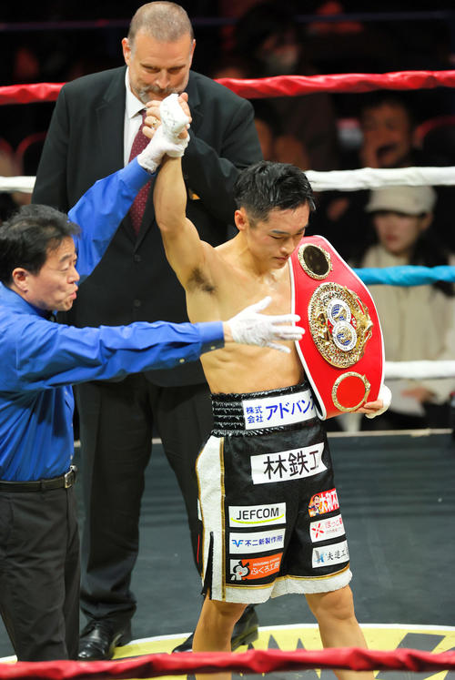 西田はドンスアをKOし初防衛する（撮影・上山淳一）