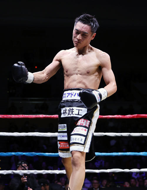 西田凌佑対アヌチャイ・ドンスア　7回、アヌチャイにKO勝利で初防衛を果たし、ガッツポーズする西田（撮影・前田充）
