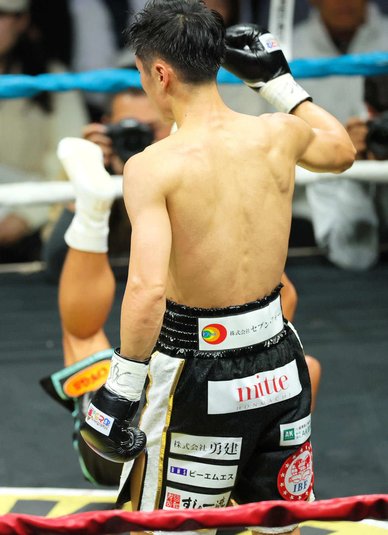 IBF世界バンタム級タイトルマッチ　7回、西田凌佑（手前）は強烈なボディを浴びせダウンを奪う（撮影・上山淳一）