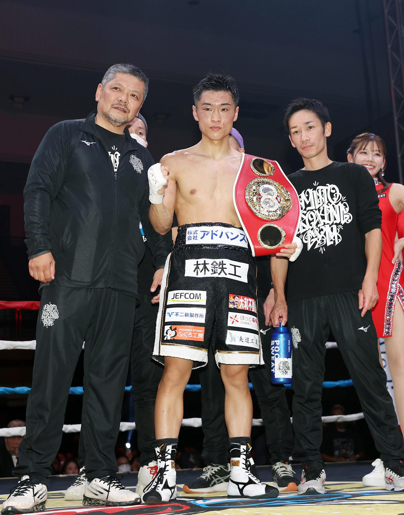 西田凌佑対アヌチャイ・ドンスア　アヌチャイにKO勝利で初防衛を果たし、ベルトを手にガッツポーズする西田（中央）。左は枝川会長、右は武市トレーナー（撮影・前田充）