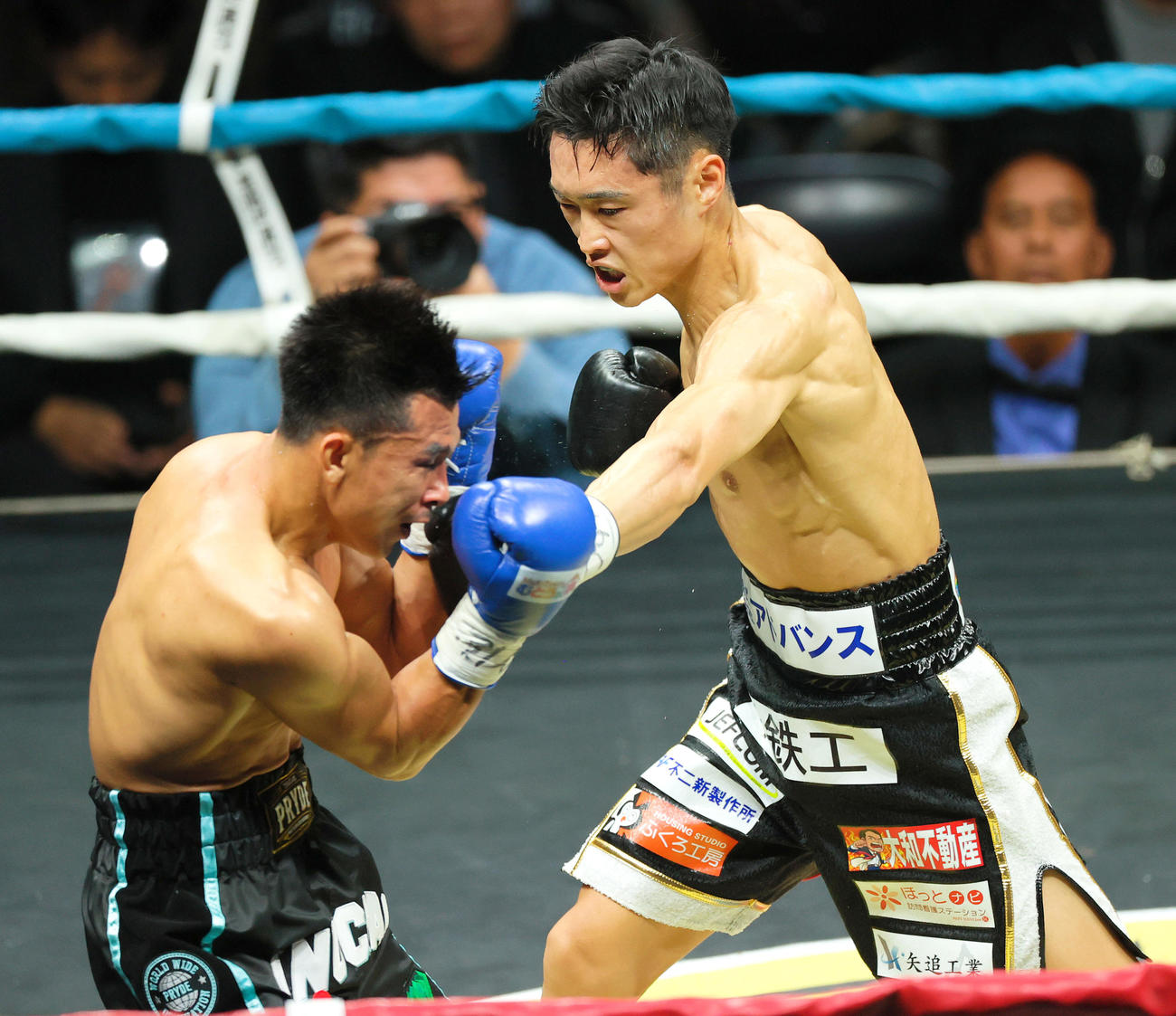 4回、西田（右）はドンスアにパンチを見舞う（撮影・上山淳一）