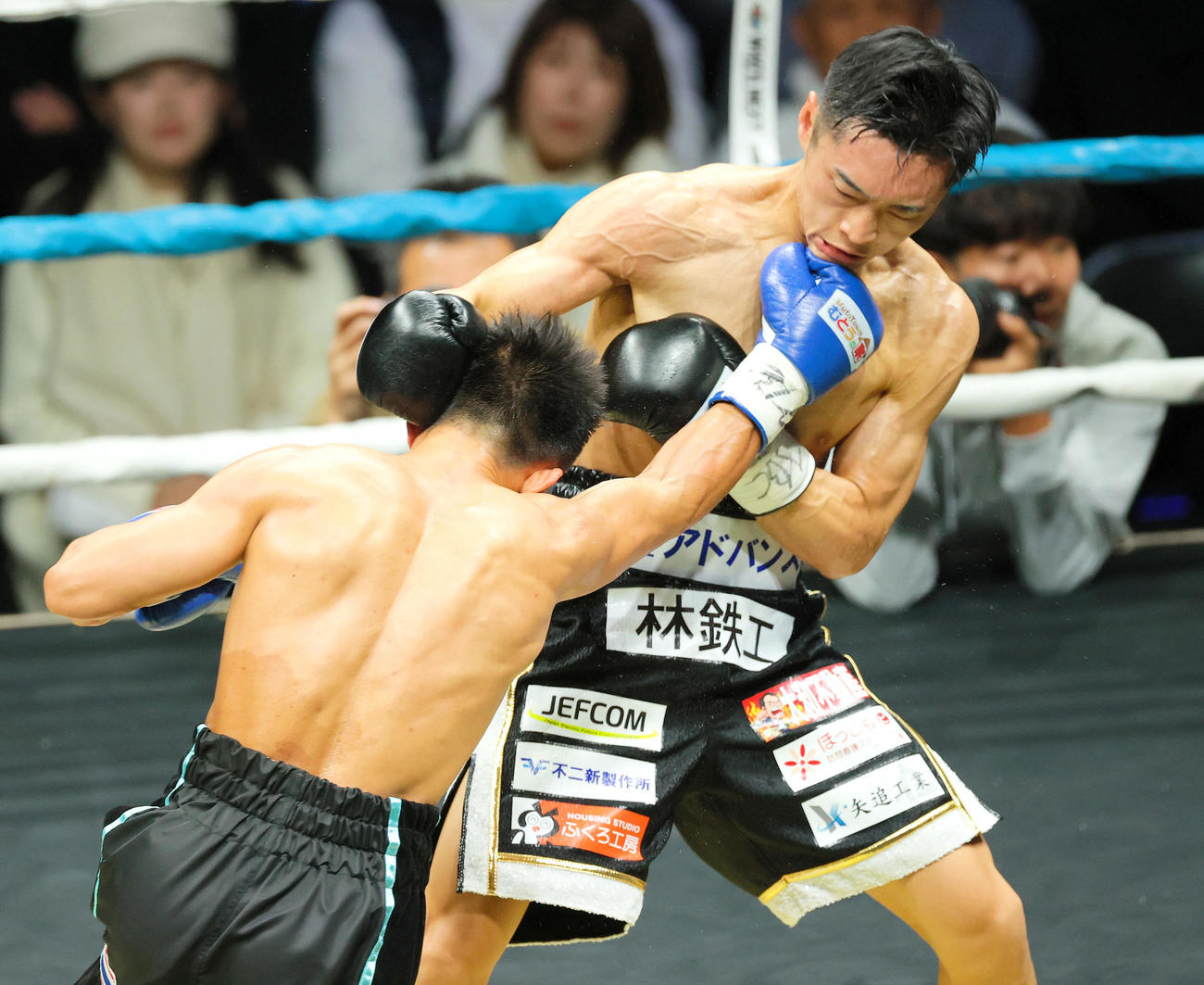 5回、西田（右）はドンスアにパンチを浴びせダウンを奪う（撮影・上山淳一）