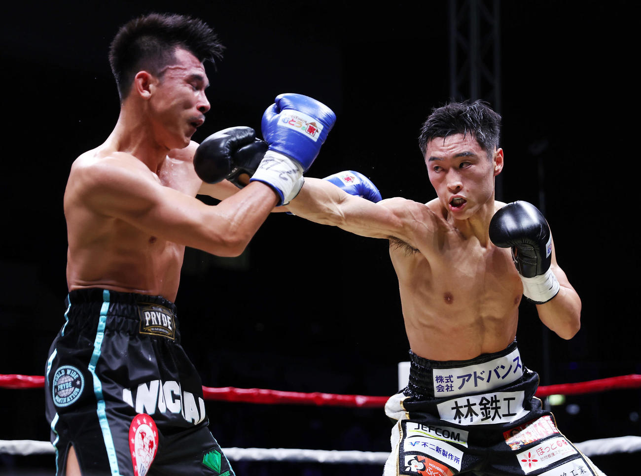 西田凌佑対アヌチャイ・ドンスア　5回、アヌチャイ（左）を攻める西田（撮影・前田充）