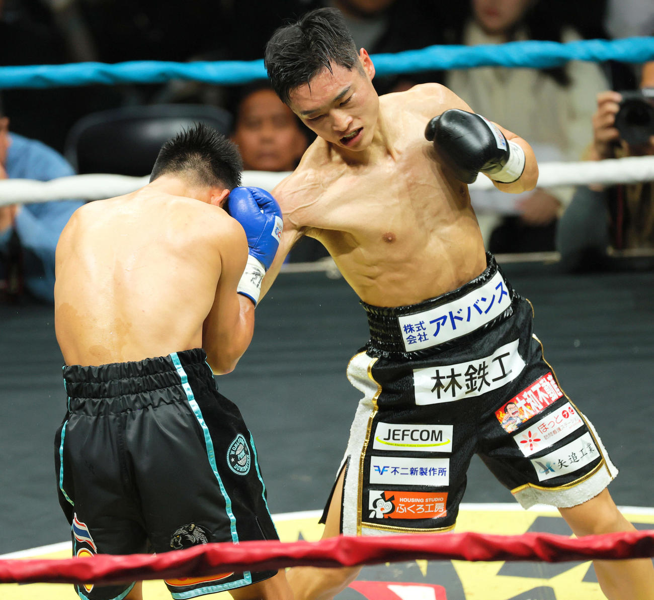 IBF世界バンタム級タイトルマッチ　西田凌佑対アヌチャイ・ドンスア　6回、西田（右）はボディを浴びせる（撮影・上山淳一）