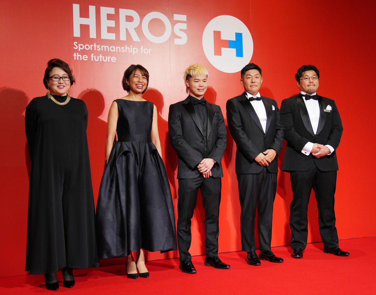 フォトコールで笑顔をみせる、左からオートボック・ジャパン株式会社の深谷香奈社長、福士、那須川、筒香裕史さん、川村（撮影・横山健太）