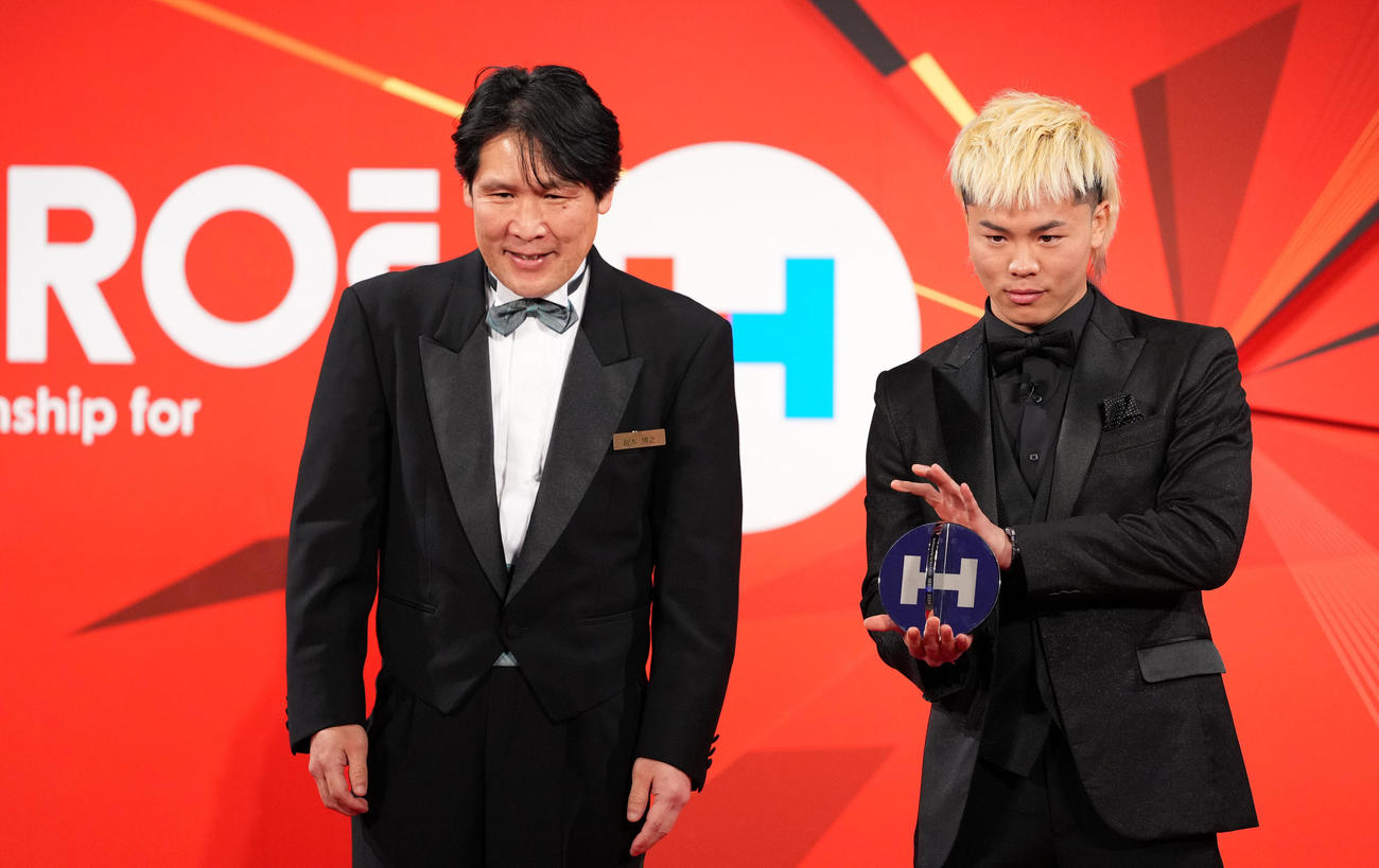 表彰式でプレゼンターの坂本博之氏（左）からトロフィーを受け取る那須川（撮影・横山健太）