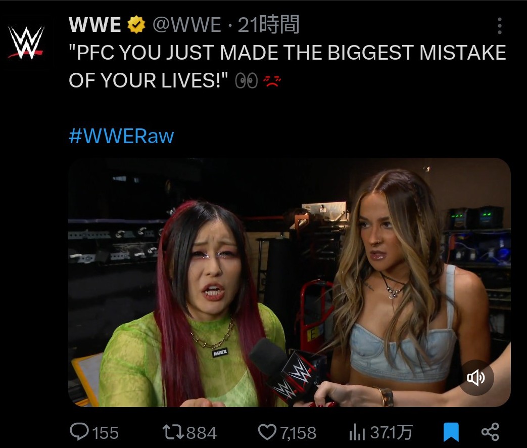 バックステージで、カイリ・セイン負傷についてインタビューを受けるダコタ・カイ（右）とイヨ・スカイ（WWE公式Xから）